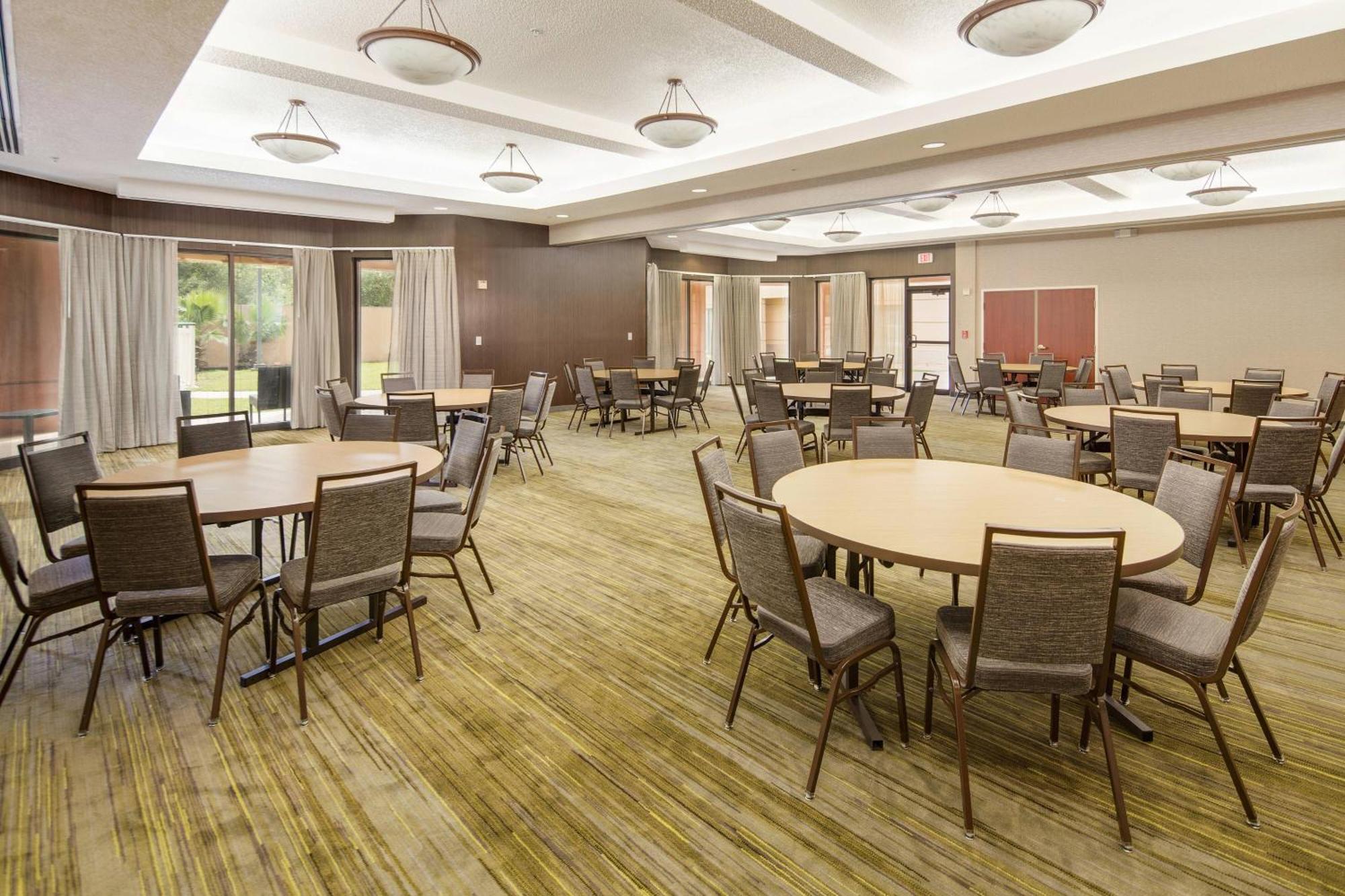 Courtyard By Marriott Bryan College Station Hotel Екстериор снимка