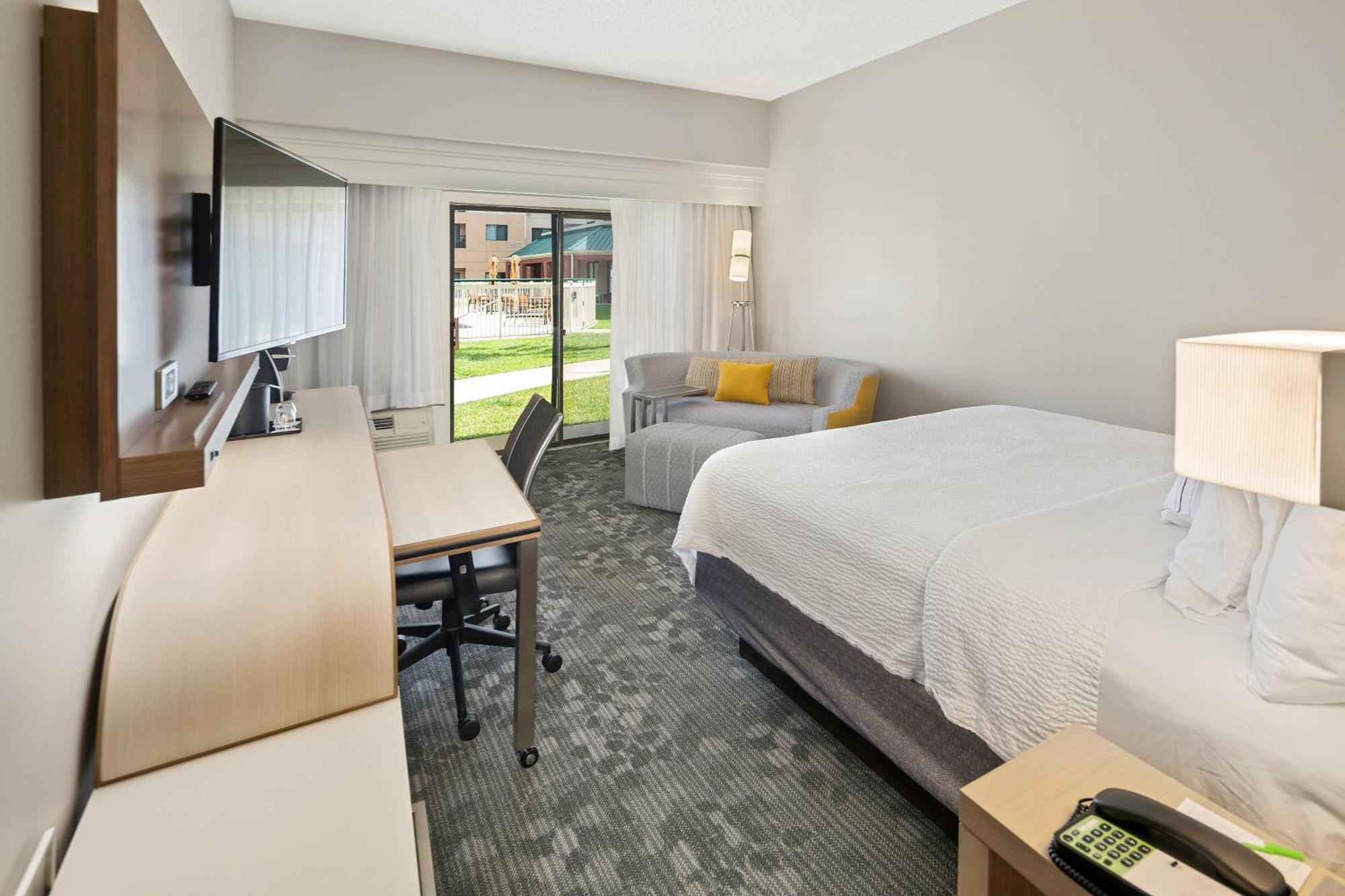 Courtyard By Marriott Bryan College Station Hotel Екстериор снимка