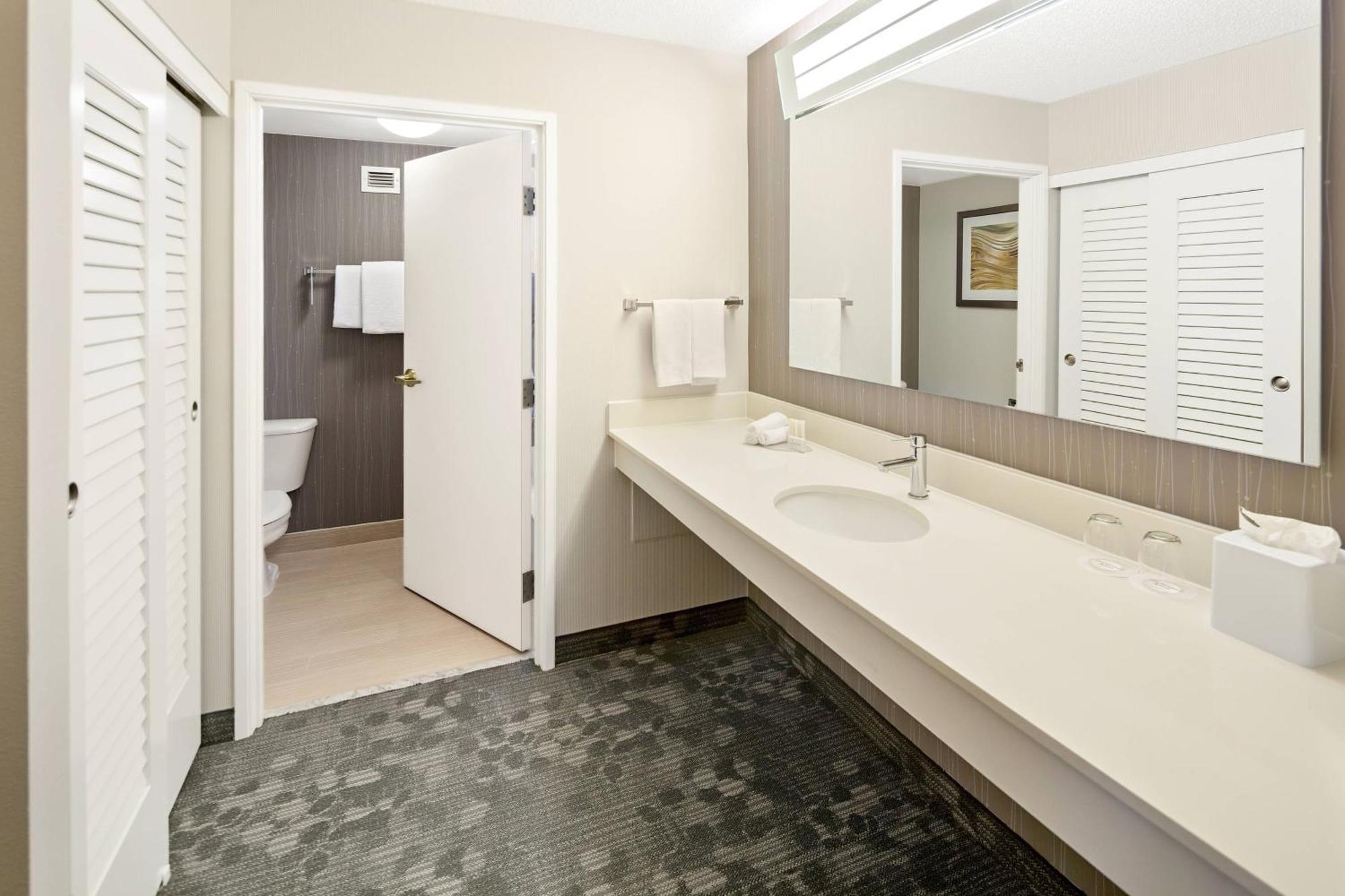 Courtyard By Marriott Bryan College Station Hotel Екстериор снимка